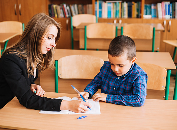 Shadow Teacher: Pendamping Belajar yang Membantu Anak Berkembang Optimal